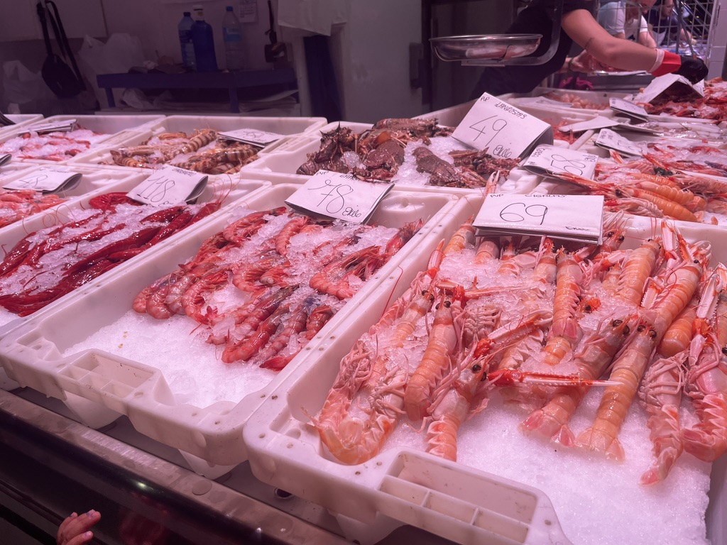 Wnętrze Mercado Central - kolorowe stoiska