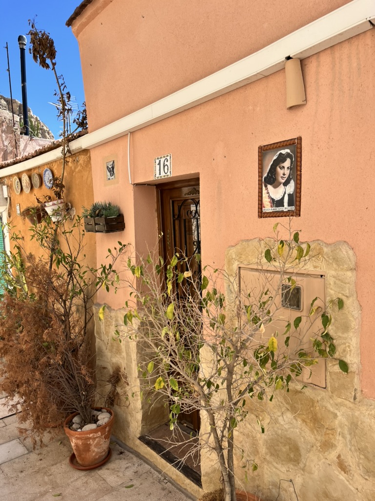 Wąskie uliczki pełne kwiatów