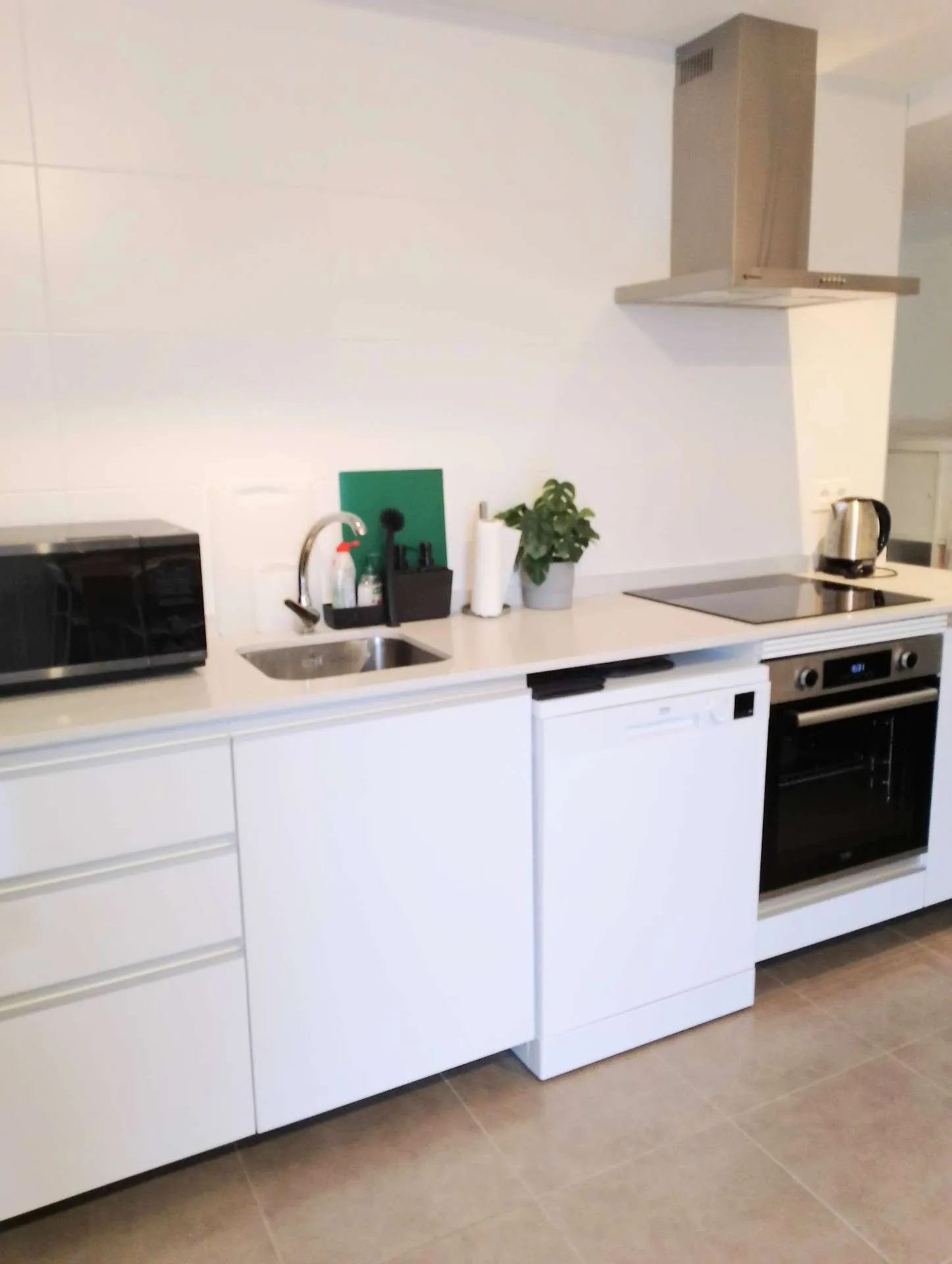 Kuchnia w pełnej zabudowie z mikrofalówką, zmywarką, piekarnikiem i płytą indukcyjną