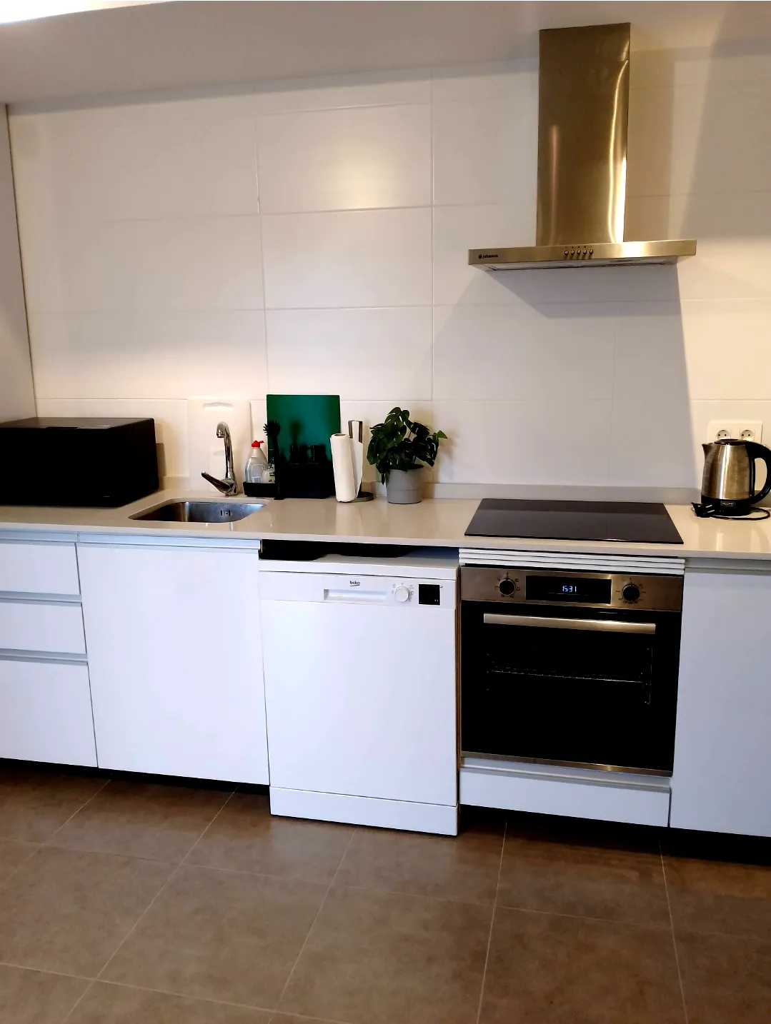 Kuchnia z piekarnikiem, zmywarką i okapem kuchennym