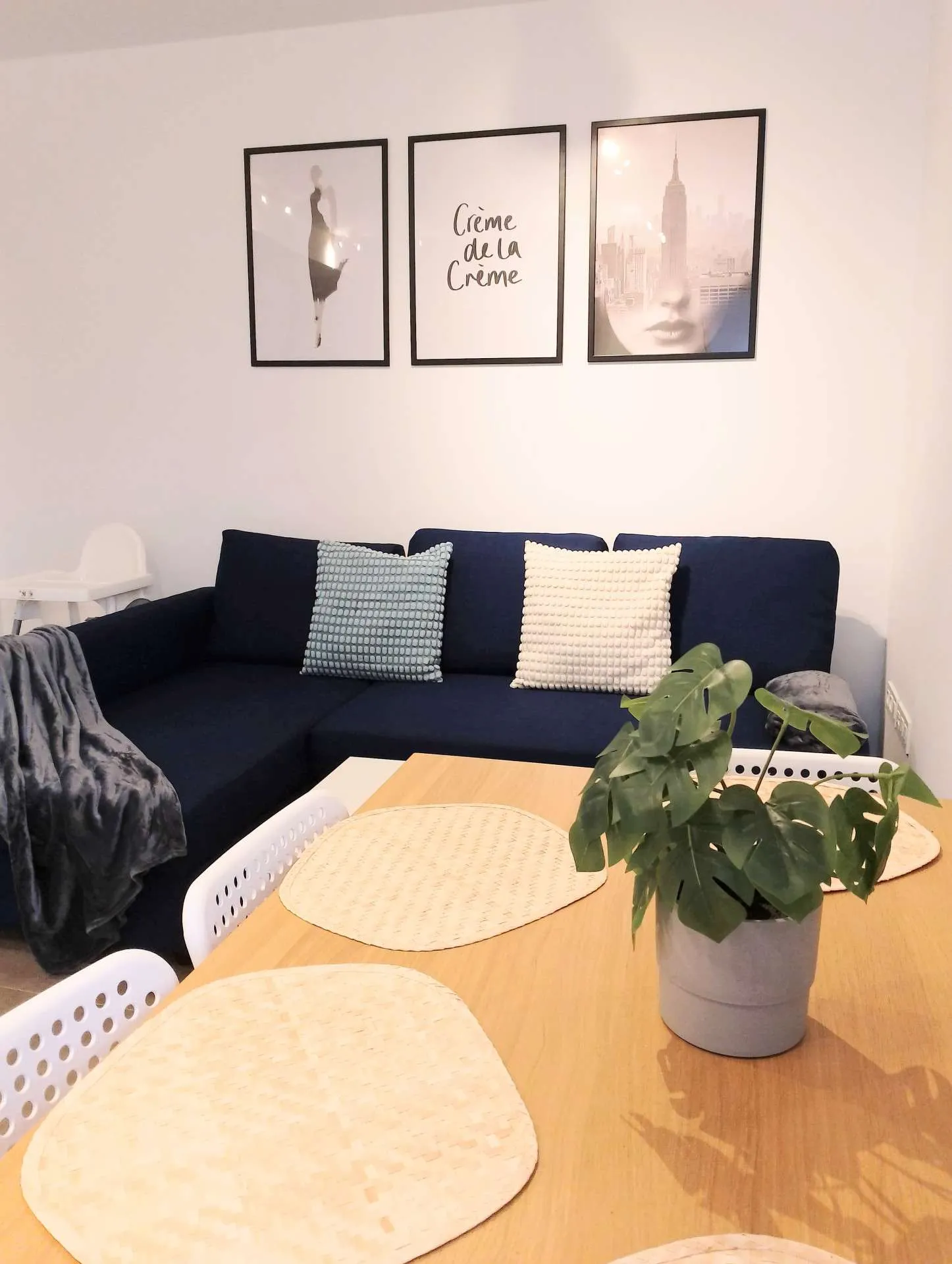 Kuchnia z płytą indukcyjną, okapem i czajnikiem elektrycznym