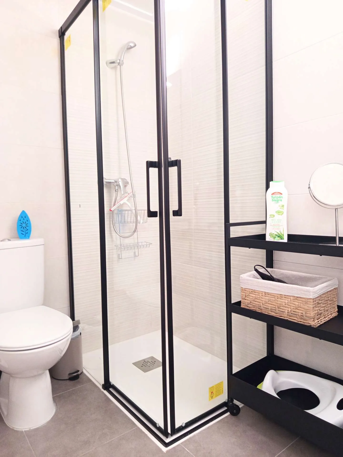 Druga łazienka z kabiną prysznicową i toaletą