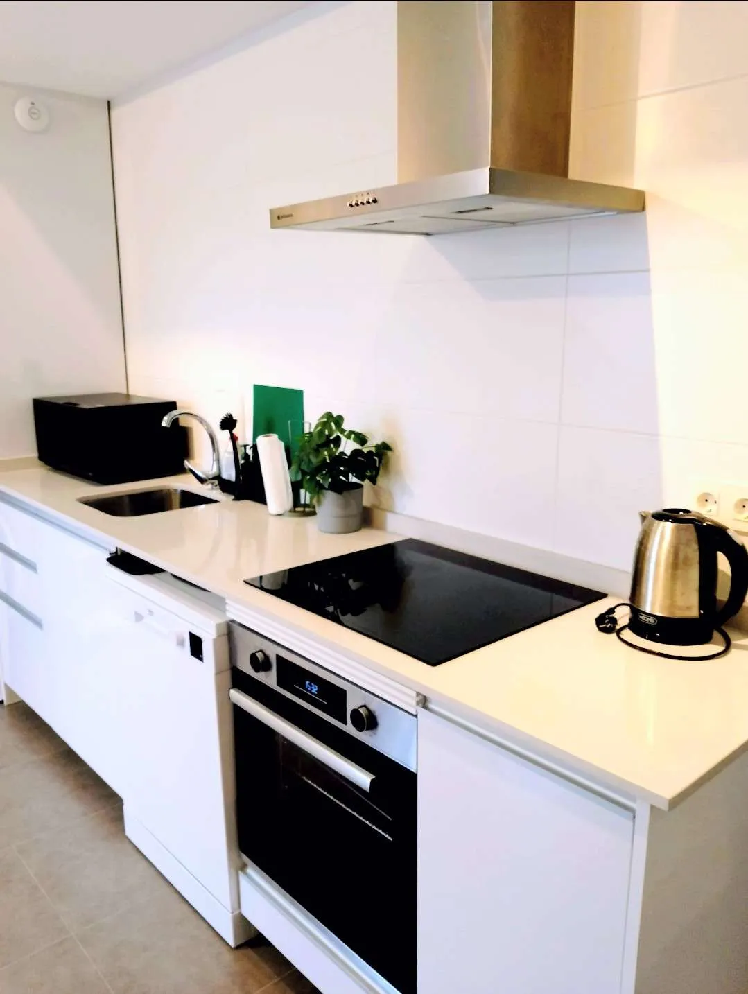 Jadalnia ze stołem i widokiem na salon z granatową kanapą