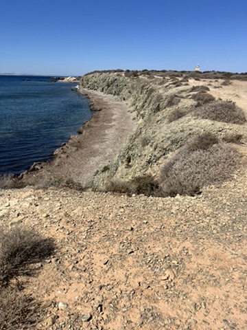Niesamowite skalne formacje na dzikiej części wyspy Tabarca Costa Blanca