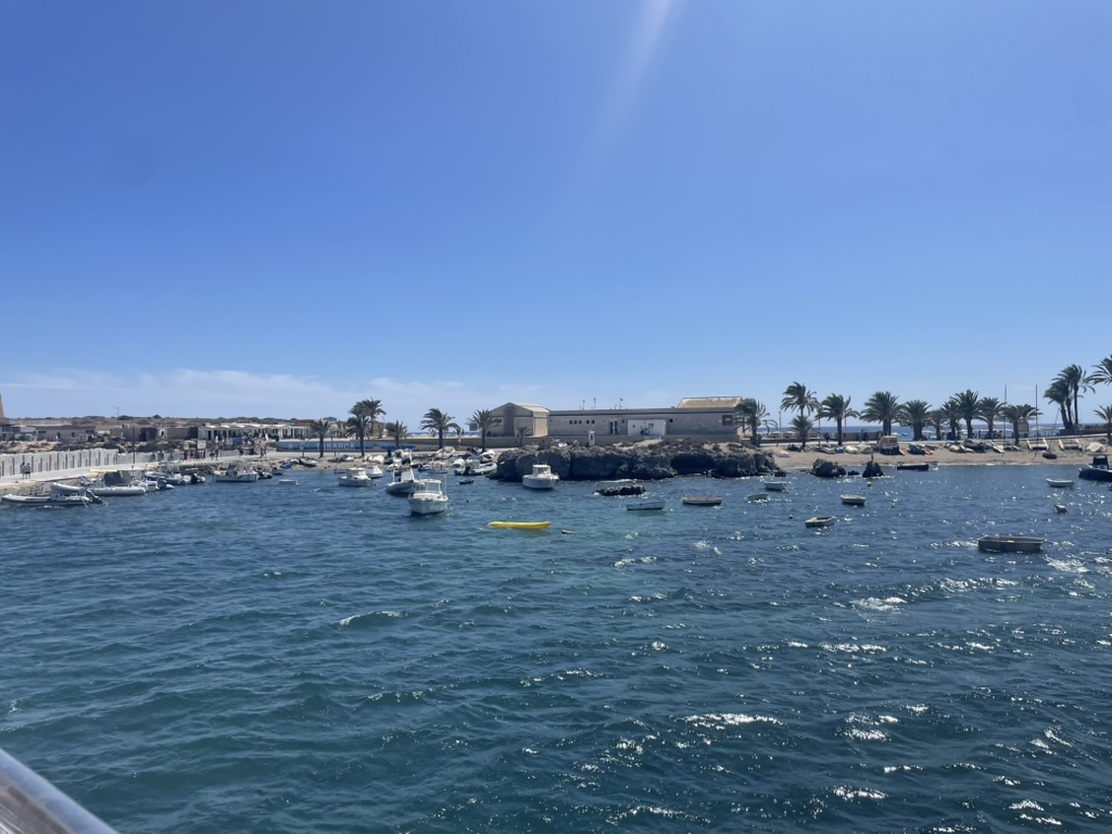 Przybijanie do portu na wyspie Tabarca - koniec 15-minutowego rejsu z Santa Pola