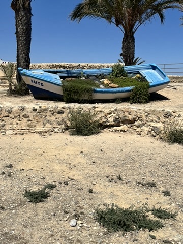 Potężne fortyfikacje miasta Tabarca z XVIII wieku - mury obronne przeciwko piratom