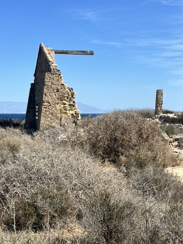 Skaliste wybrzeże dzikiej części Tabarcy z lazurową wodą i naturalnymi formacjami