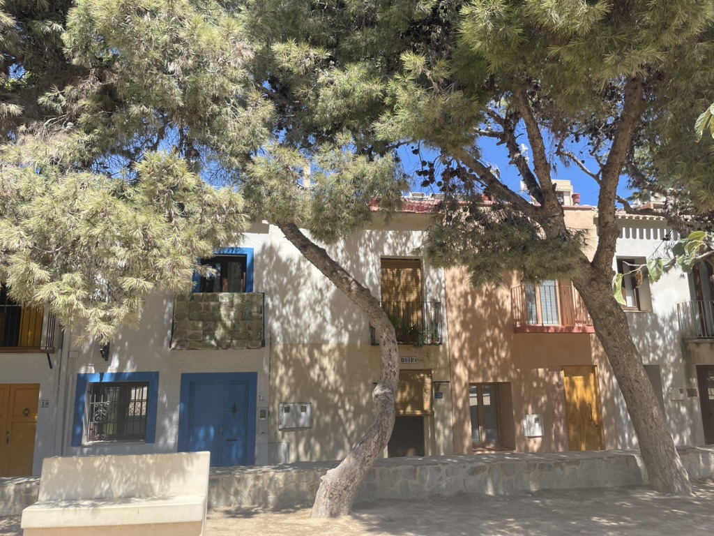 Wąskie przejścia między budynkami w historycznym centrum miasta Tabarca