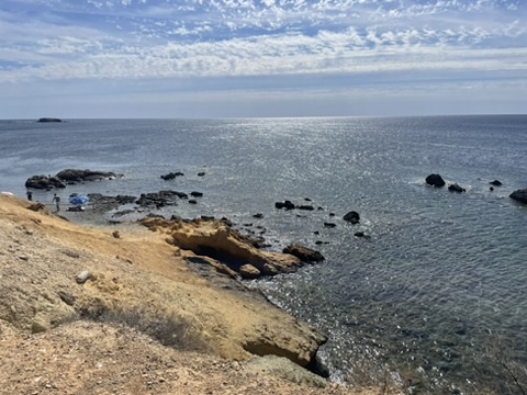 Naturalne zatoczki i skały na dzikiej części magicznej wyspy Tabarca