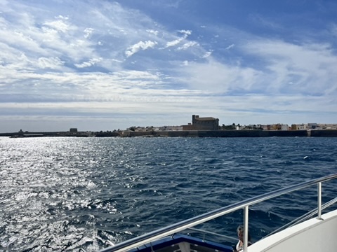 Port na wyspie Tabarca - miejsce cumowania łodzi turystycznych z Costa Blanca