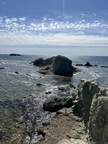 Krystalicznie czysta woda w ukrytych zatoczkach dzikiej części Tabarcy