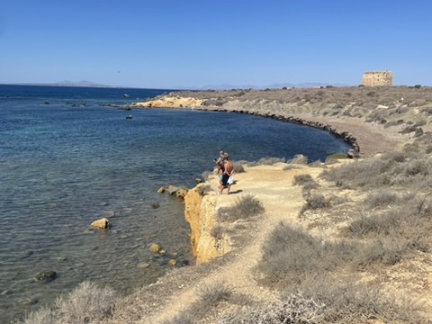 Ukryte zatoczki dzikiej części Tabarcy z turkusową wodą idealną do snorkelingu