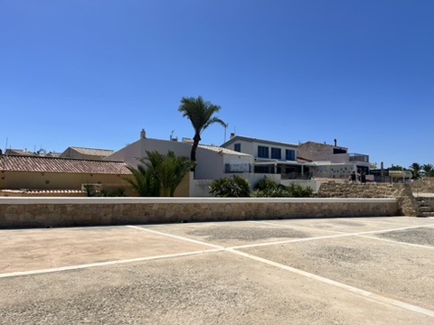 Ulice miasta Tabarca z tradycyjną śródziemnomorską architekturą i kamiennymi murami