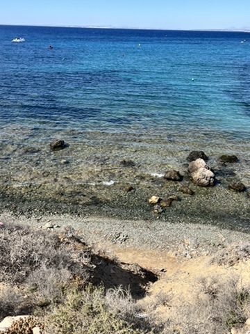 Skaliste formacje i naturalne baseny na dzikiej części wyspy Tabarca