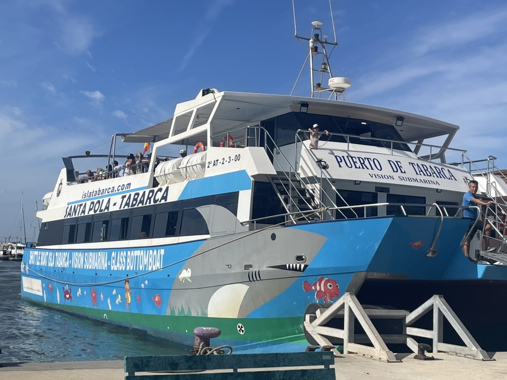 Łodzie turystyczne do Tabarcy w porcie Santa Pola - transport na jedyną zamieszkaną wyspę Walencji
