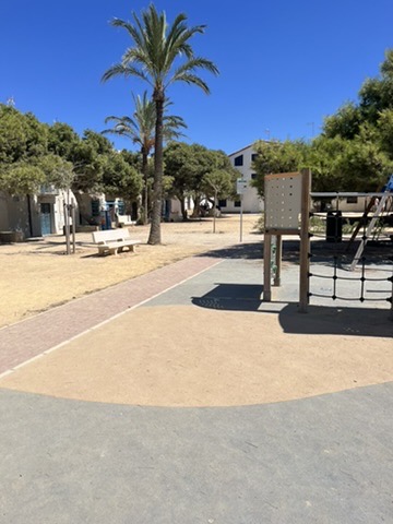 Białe domki z niebieskimi okiennicami - charakterystyczna architektura miasta Tabarca