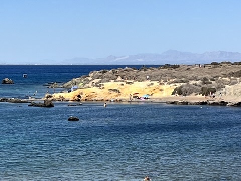 Skaliste wybrzeże i naturalne formacje na dzikiej części wyspy Tabarca