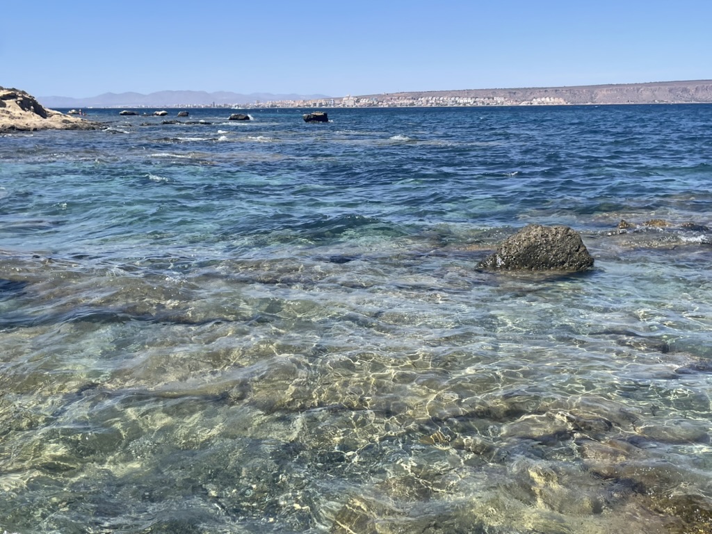 Niesamowite widoki na dzikiej części Tabarcy z krystalicznie czystą wodą