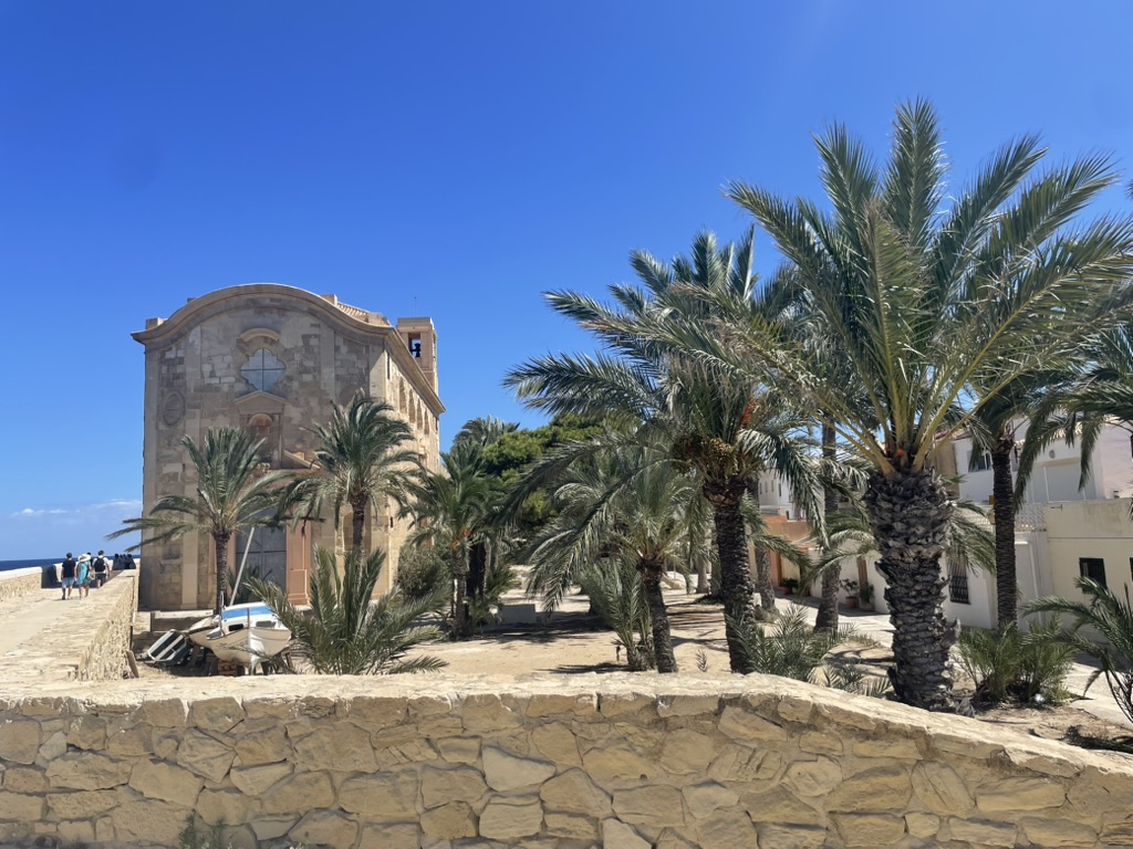 Tradycyjna architektura miasta Tabarca z białymi ścianami i kolorowymi detalami