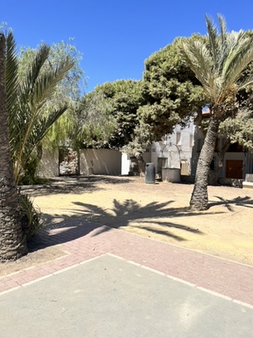 Uliczki miasta Tabarca z tradycyjną śródziemnomorską architekturą i kamiennymi chodnikami