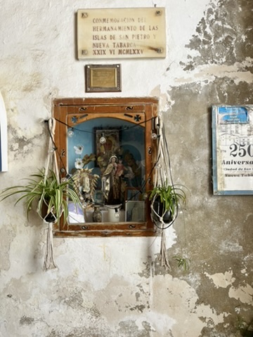 Centrum miasta Tabarca z kościołem św. Piotra i Pawła i tradycyjnymi budynkami