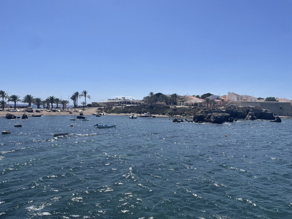 Widok z łodzi na wyspę Tabarca - magiczna wyspa z turkusową wodą i historycznymi murami