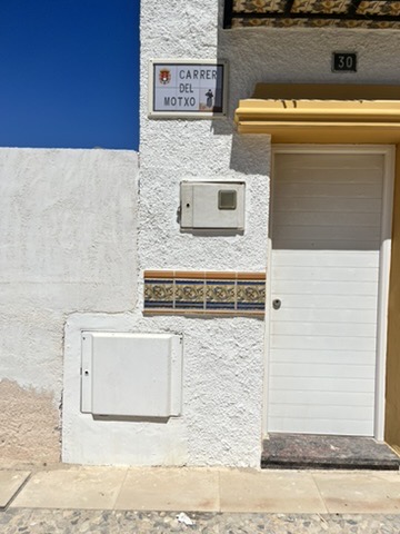 Panorama historycznego miasta Tabarca z murami obronnymi i niebieskimi okiennicami