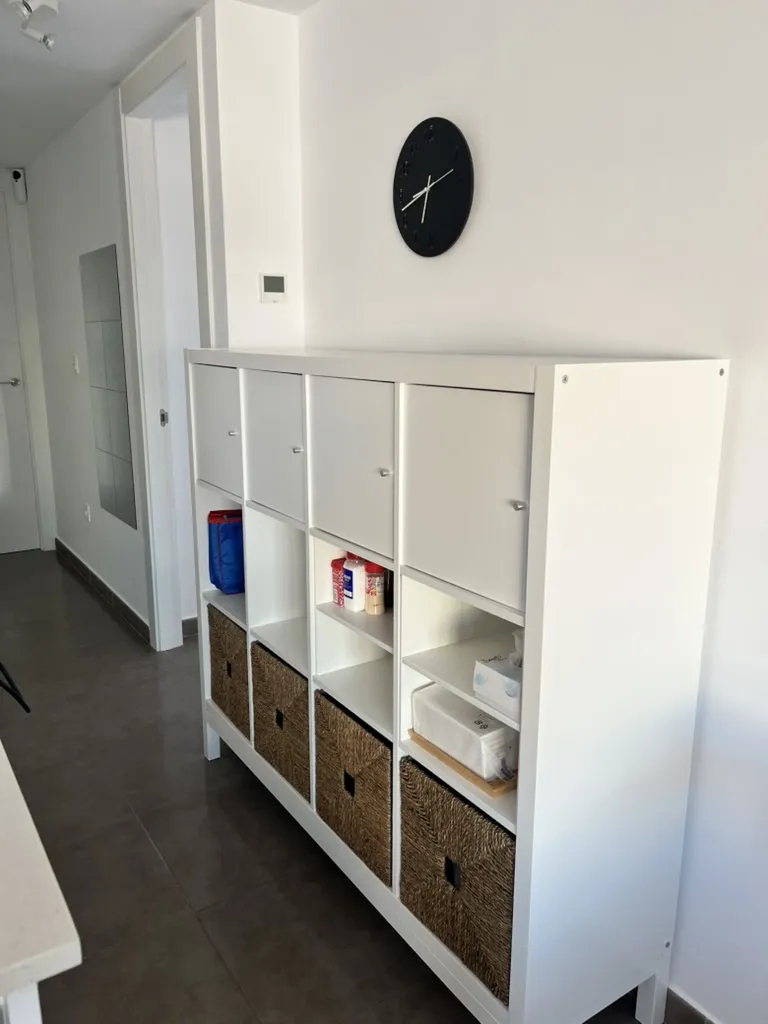 Salon apartamentu Gran Alacant z kanapą i widokiem na morze Costa Blanca