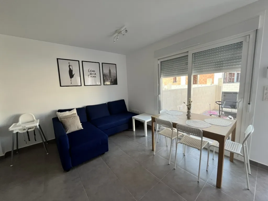 Wieczorny relaks na tarasie apartamentu z oświetleniem LED