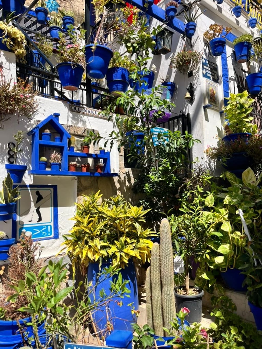 Kolorowe uliczki Starego Miasta Alicante — Barrio de Santa Cruz