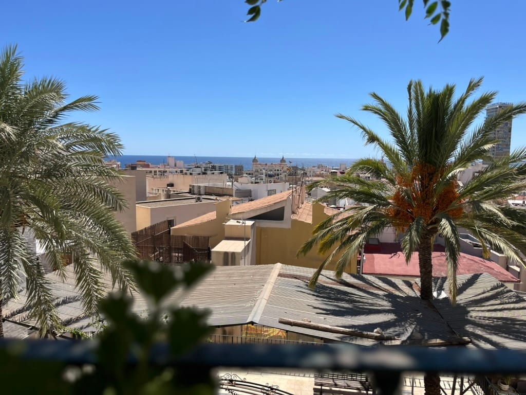 Urokliwe zakątki Starego Miasta Alicante — ukryte uliczki i patio