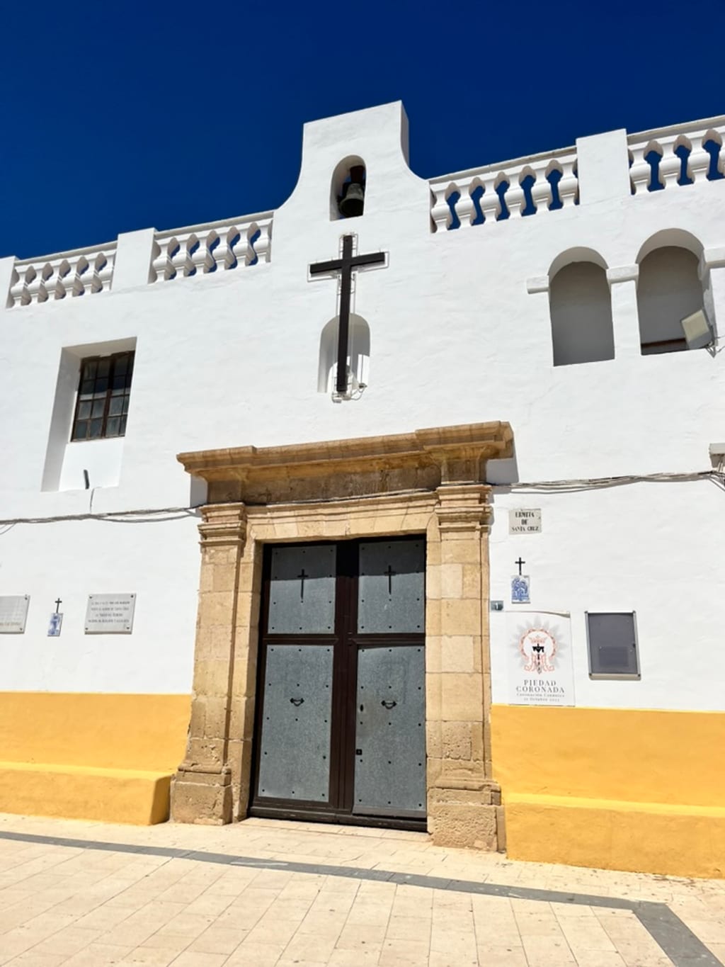 Widok na kolorowe dachy Starego Miasta Alicante z góry