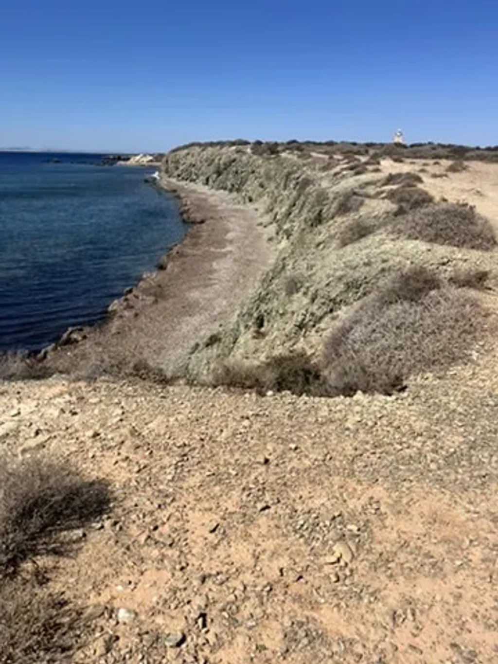 Niesamowite skalne formacje na dzikiej części wyspy Tabarca Costa Blanca
